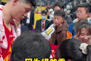 当球迷拿孙铭徽球衣给胡金秋签字 ,,,,,