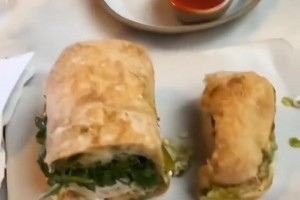 老詹陪女儿朱莉吃大餐！场面真温馨