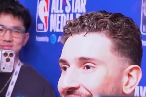 KD赛后经常刷手机吗？申京笑答：我不谈更衣室的事