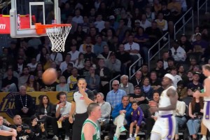 东契奇这球为啥裁判没给投篮犯规呢？你们怎么看？