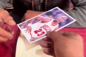 你TND真是个人才！一球迷拿着乔丹照片去给道士算命